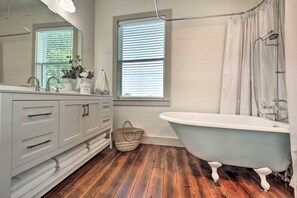 Free toiletries, hair dryer, towels - Peaceful Schulenburg Farmhouse w/ Fire Pit & Games (Schulenburg)