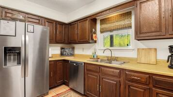 Coffee/tea maker, fridge, microwave, oven