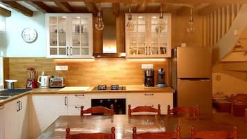 Een koelkast, een magnetron, een oven, een vaatwasser