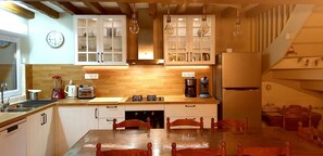 Kjøleskap, mikrobølgeovn, ovn og oppvaskmaskin