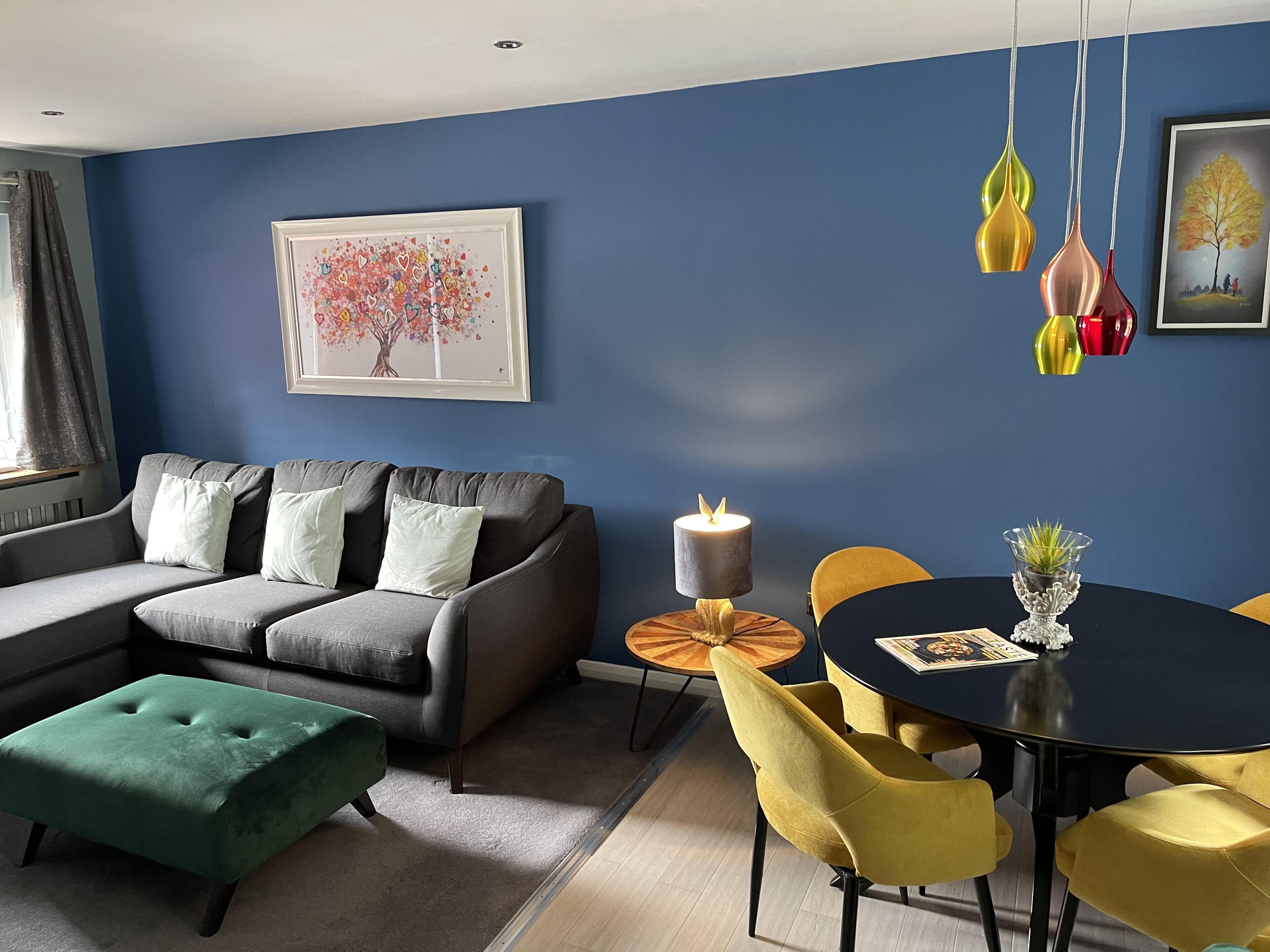 Executive-sviitti | Oleskelualue | 49–tuumainen televisio, jossa digitaalikanavat