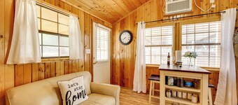 Couples Cabin w/ Luxury Deck, 1 Mi to Canyon Lake!