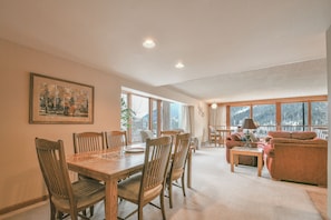 Design Condo, 2 Bedrooms, Pool Access, Mountain View (Decatur 1813) | Exterior