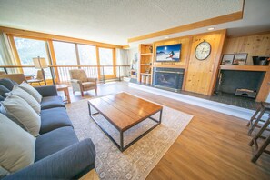 Leilighet – design, 2 soverom, adgang til basseng, fjellutsikt (Decatur 1813) | Oppholdsområde | Flatskjerm-TV og peis