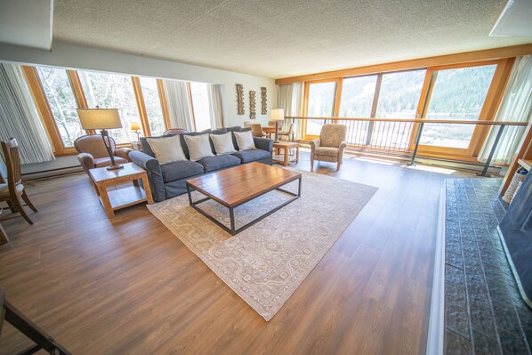 Living area - Decatur 1813 (Keystone)