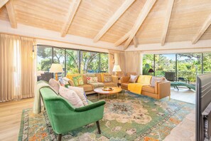 Älytelevisio, kirjoja, työhuone, tietokoneen näyttö