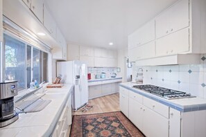 Jääkaappi, mikroaaltouuni, uuni, liesi