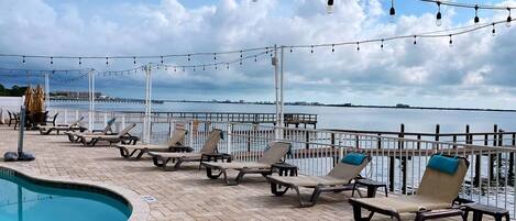 Una piscina al aire libre, una piscina climatizada