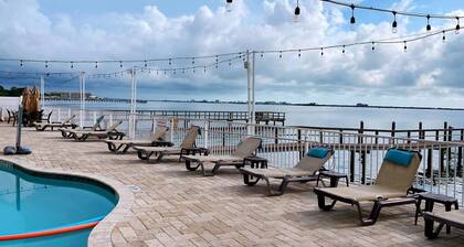 Condo in Gulf Waterfront Resort - Clearwater & Honeymoon Beach, Free Bikes