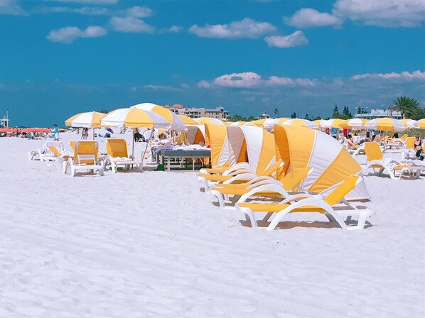 Perto da praia, espreguiçadeiras, toalhas de praia