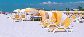 Condo in Gulf Waterfront Resort - Clearwater & Honeymoon Beach, Free Bikes