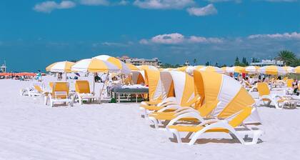 Condo in Gulf Waterfront Resort - Clearwater & Honeymoon Beach, Free Bikes