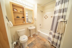 Condo de diseñador, 2 habitaciones, chimenea, vista al resort (Silver Mill 8307) | Baño | Tina con regadera, secadora de cabello, toallas, jabón