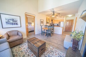 Design Condo, 2 Bedrooms, Fireplace, Resort View (Silver Mill 8307) | Living area | 40-inch flat-screen TV with cable channels, Smart TV, fireplace - Silver Mill 8307 (Keystone)