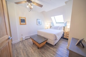 Condo de diseñador, 2 habitaciones, chimenea, vista al resort (Silver Mill 8307) | 2 habitaciones, decoración personalizada y muebles diferentes