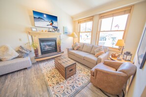 Condo de diseñador, 2 habitaciones, chimenea, vista al resort (Silver Mill 8307) | Área de sala de estar | Smart TV, chimenea y reproductor de DVD