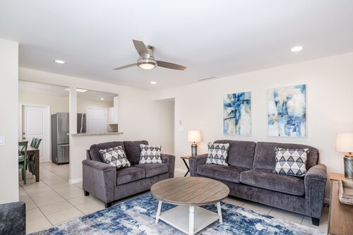 Peaceful Getaway in Clovis, Cozy 4Bed/2Bath