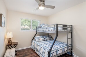 4 bedrooms, iron/ironing board, WiFi, bed sheets