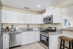 Micro-ondes, lave-vaisselle, cafetière/bouilloire