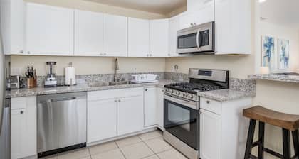 Peaceful Getaway in Clovis, Cozy 4Bed/2Bath