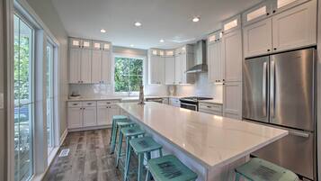 Fridge, microwave, stovetop, dishwasher