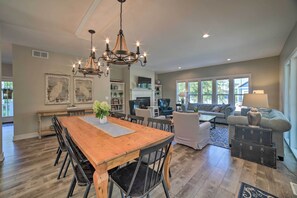 Interior - Bright & Airy Home: Chef's Kitchen & Pro Decor! (Michigan City)