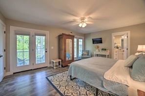 5 bedrooms, desk, iron/ironing board, travel cot - Bright & Airy Home: Chef's Kitchen & Pro Decor! (Michigan City)