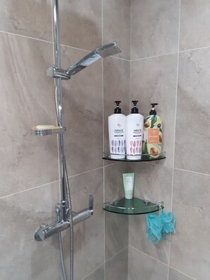 Shower, hair dryer, bidet, towels - Sunrise Hotel Junior Suite room11F  (Sokcho-si)