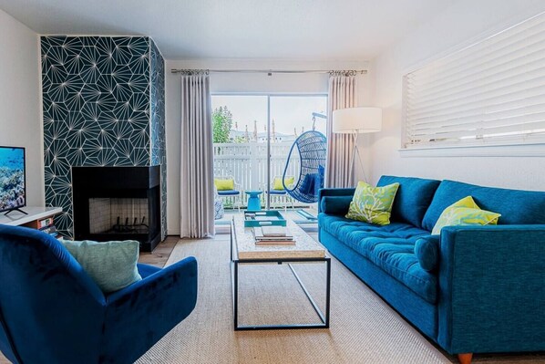 智能电视、壁炉、书