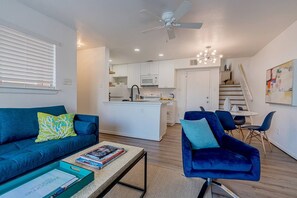 Smart-TV, Kamin, Bücher