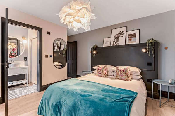 6 bedrooms, desk, iron/ironing board, travel crib