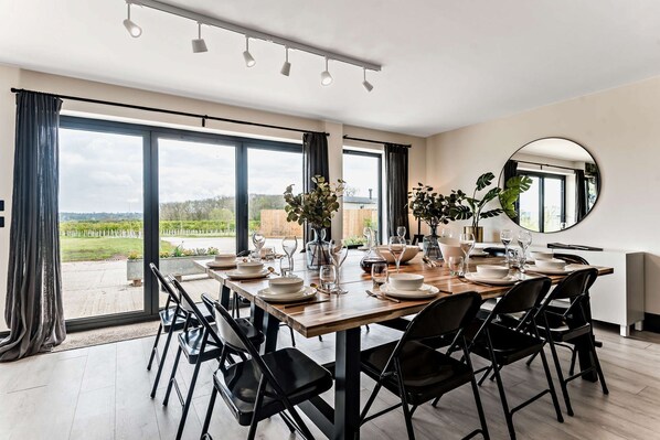 Dining - Large 6 bedroom luxury holiday home in the Cotswolds with a hot tub - Folly View (Faringdon)