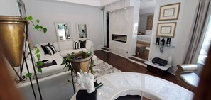 Smart-TV, Kamin, DVD-Player, Tischfußball