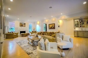 Smart-TV, peis, DVD-spiller og fotballspill