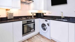 Shared fridge, shared microwave - 3 Bedroom Deep Cleaned House (London)