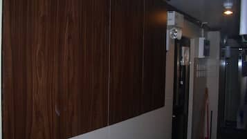 Quartos à prova de som, Wi-Fi de cortesia, roupa de cama