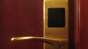 تجهيزات عازلة للصوت وواي فاي مجانًا وملاءات أسرّة