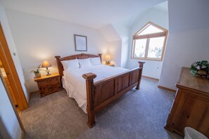 3 bedrooms, iron/ironing board, WiFi, bed sheets - Perfect for Families, Quick Walk to River Run! (Keystone)