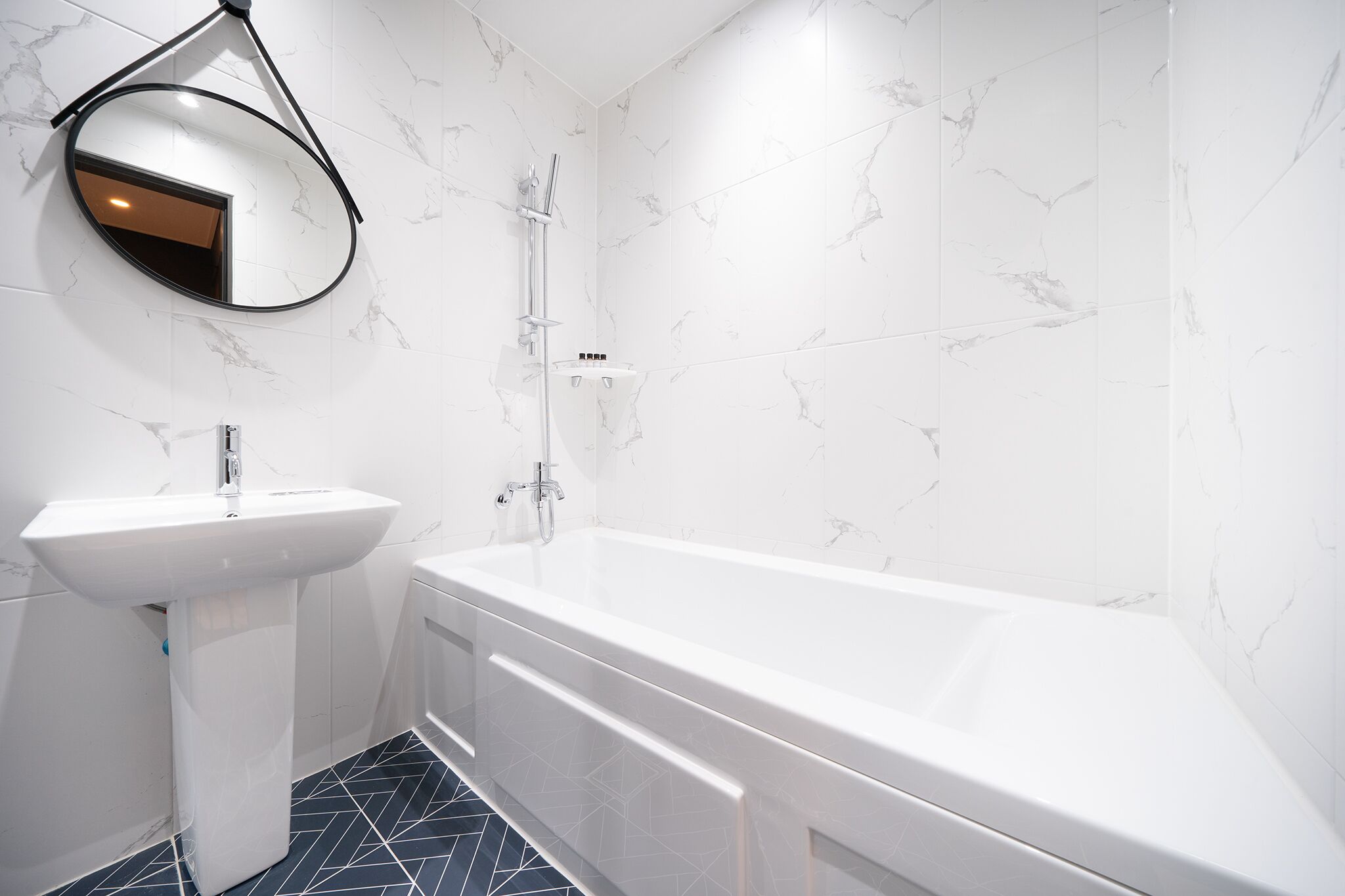 standard room (c) | bathroom | free toiletries, hair dryer, slippers, towels