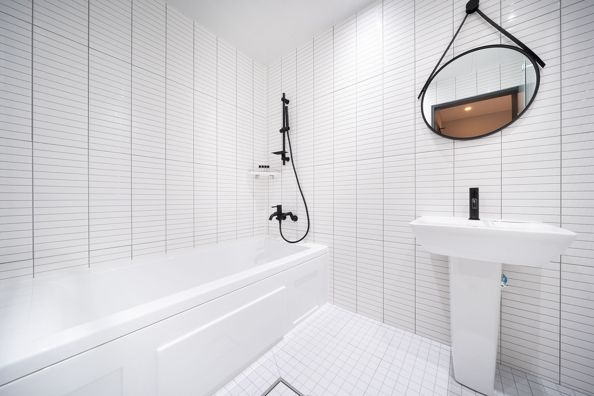 standard room (b) | bathroom | free toiletries, hair dryer, slippers, towels