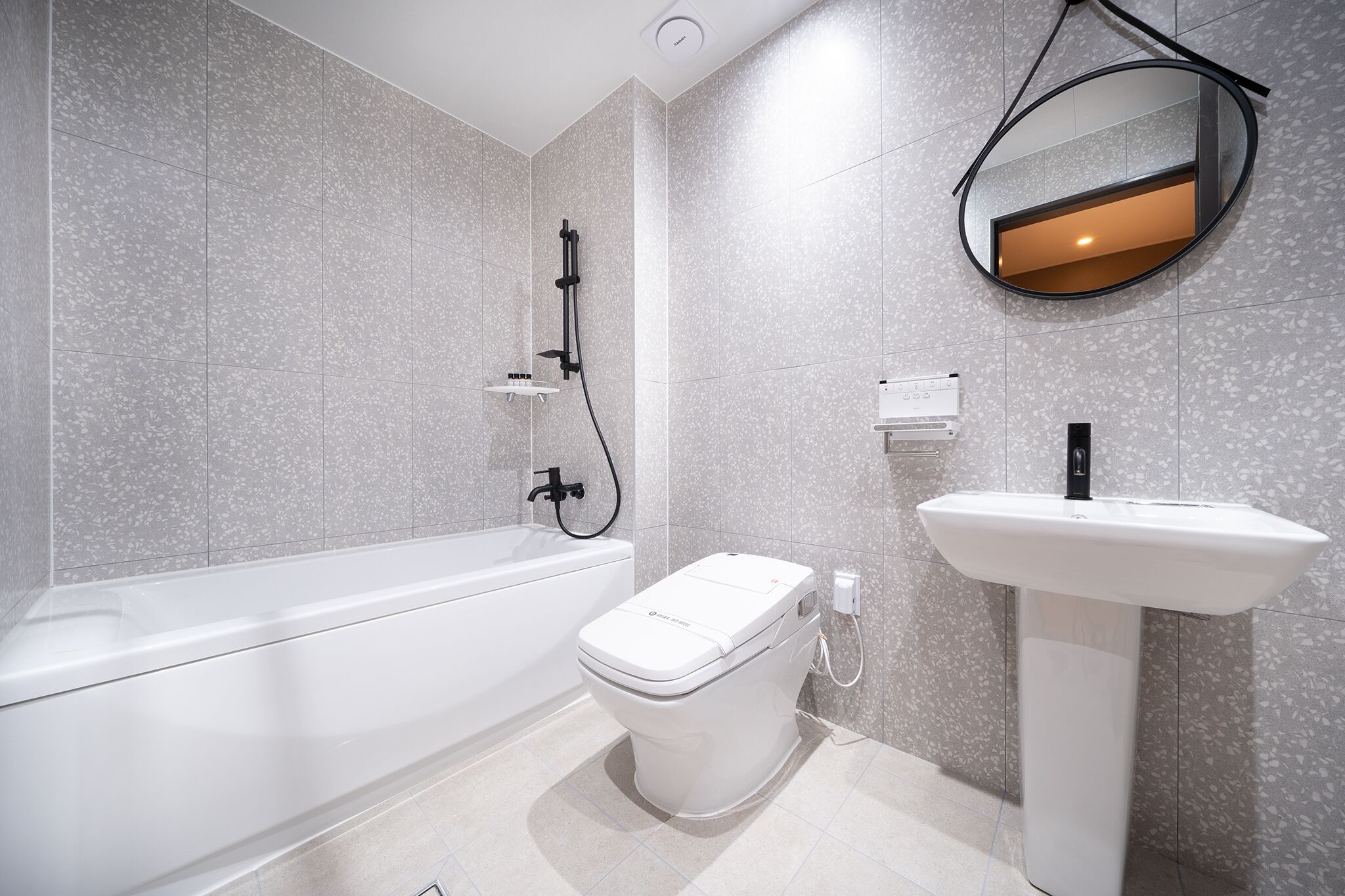 deluxe room (a) | bathroom | free toiletries, hair dryer, slippers, towels