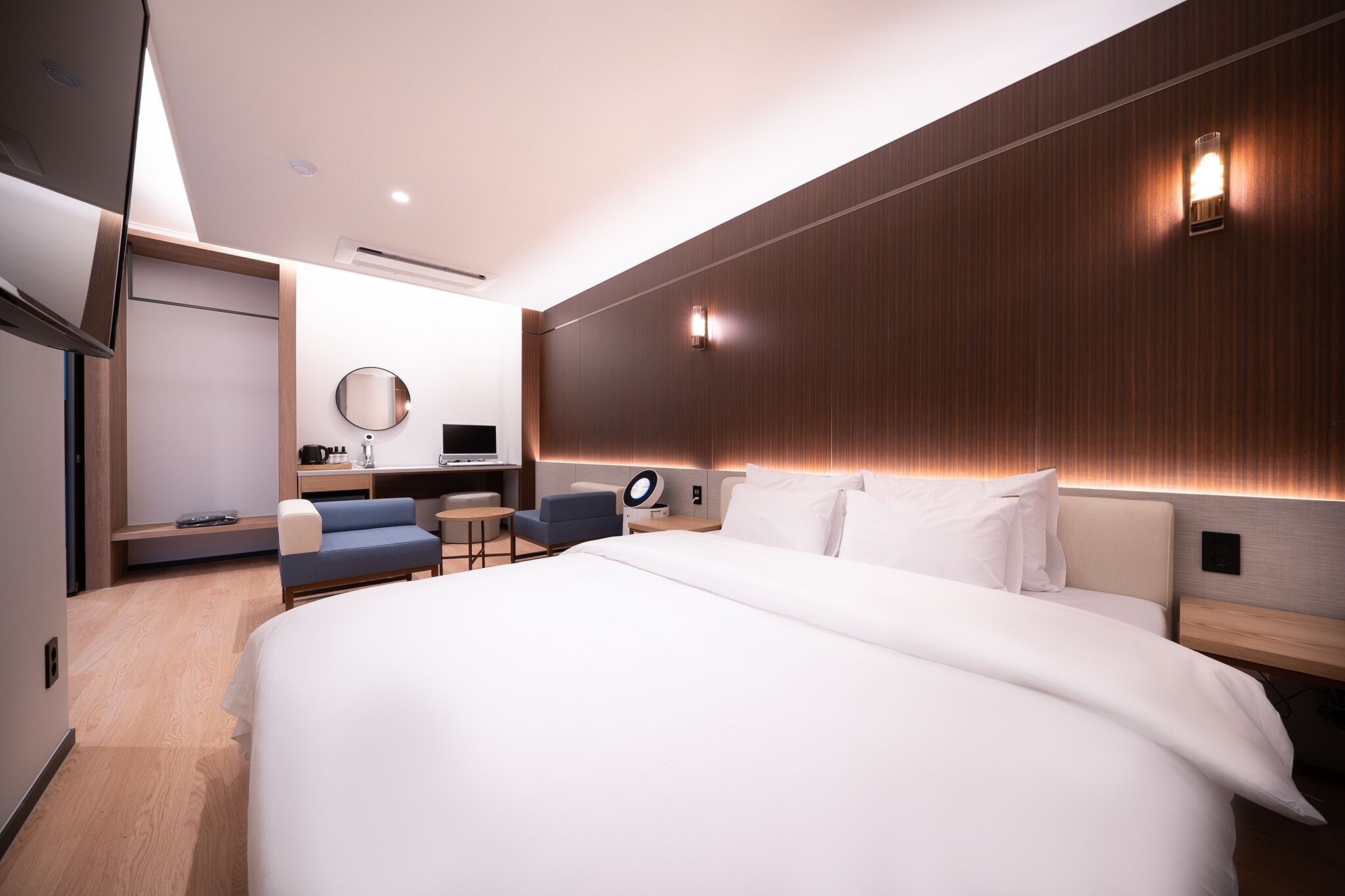 suite room | premium bedding, memory-foam beds, free wifi, bed sheets