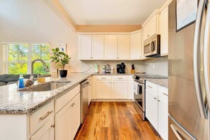 Fridge, microwave, oven, stovetop - City Side Comfort in Missionary Ridge - hot tub! (Chattanooga)