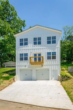 Exterior - City Side Comfort in Missionary Ridge - hot tub! (Chattanooga)