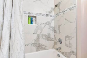 Douche, serviettes fournies, shampooing
