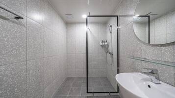 Dusche, kostenlose Toilettenartikel, Haartrockner, Bademäntel