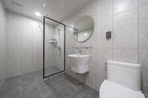 Douche, articles de toilette gratuits, sèche-cheveux, peignoirs