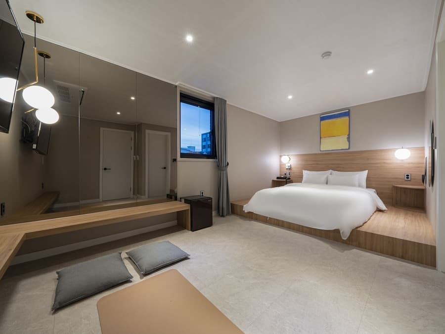 Habitación estándar | Ropa de cama de alta calidad y escritorio