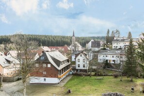 Un quartier résidentiel avec des maisons, une église et un champ d’herbe.