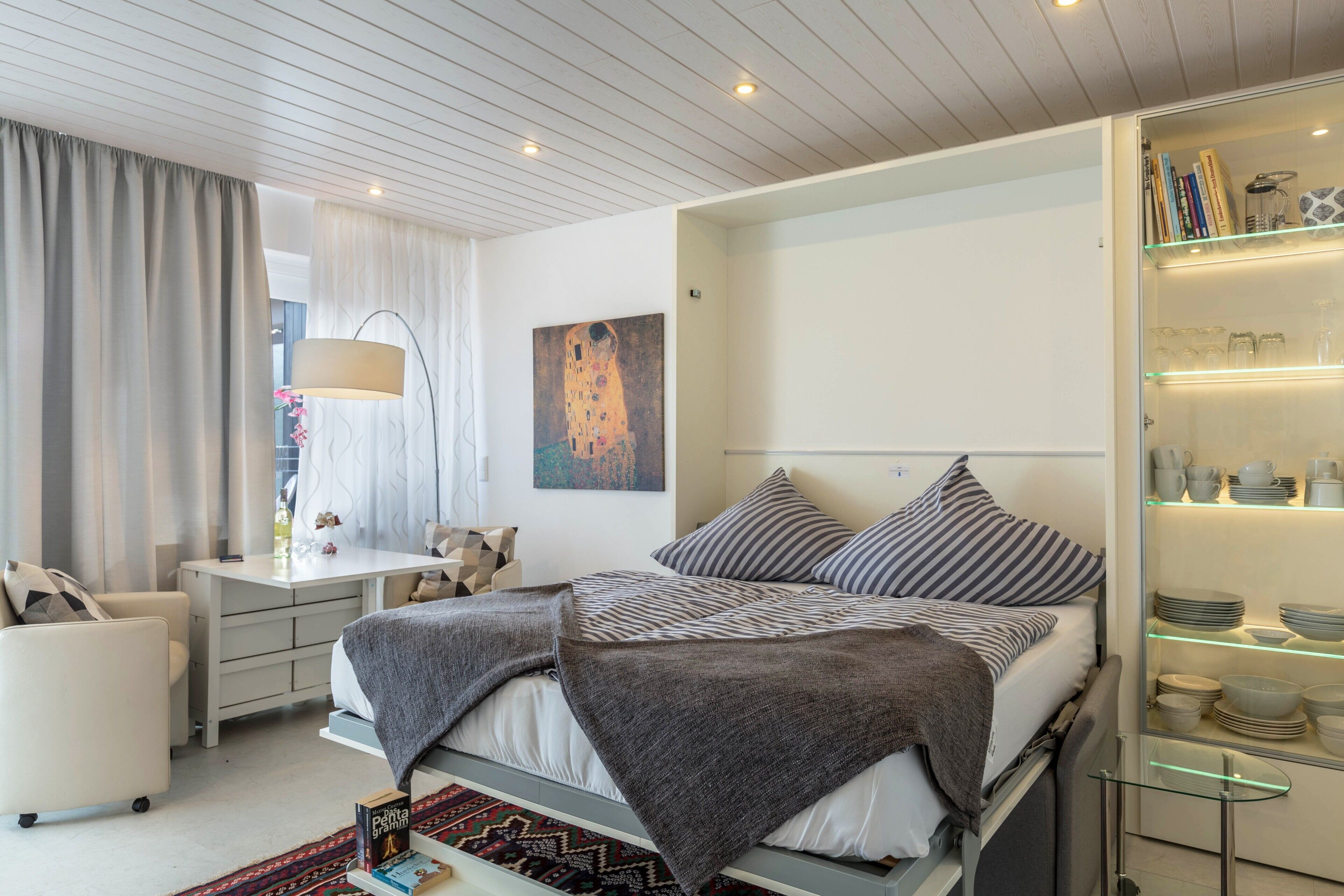 1 bedroom, bed sheets